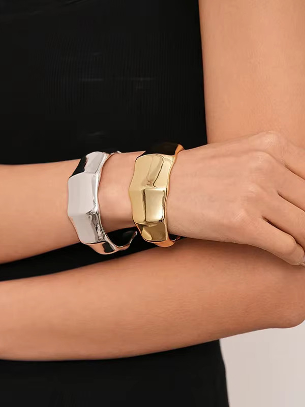 Nieregularne, geometryczne, metaliczne bransoletki otwarte dla kobiet, minimalistyczne . ACR_1_16