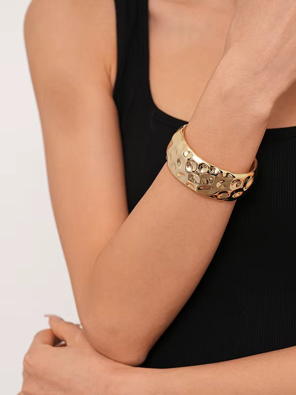 Wykwintny klasyczny wzór guzkowata, mankietowa złoty kolor bransoletka dla kobiet  . ACR_1_15